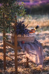  Pique-Nique au Sunset dans un champs de Lavande à Valensole, Provence, avec du Vin Rosé © asab974