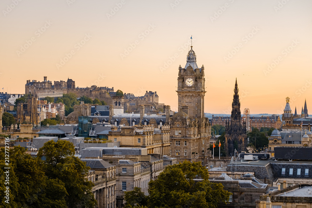 Wall mural edinburgh skyline at sunset