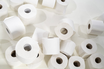 Toilettenpapier auf weißem Hintergrund