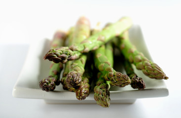 Frischer grüner Spargel auf Teller