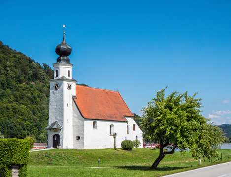 Kirche im Dorf Pyrawang