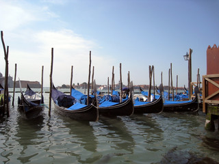 Fototapeta premium venice, gondola, italy, canal, water, boat, europe, travel, gondolas, sea, venezia, city, italian, tourism, romantic, venetian, grand, blue, boats, landmark, architecture, church, lagoon, sunset, famo