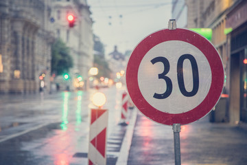 Schild Geschwindigkeitsbegrenzung 30 in Innenstadt, Baustelle