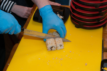 Men's hands that make sushi