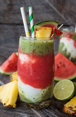 Smoothie mit Frucht und Joghurt