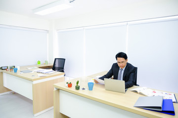 Fototapeta premium Businessman with beautiful splendens Betta