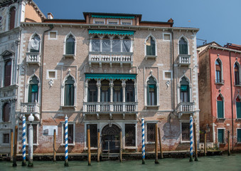 Fototapeta na wymiar Ein schöner Palazzo in Venedig vom Canale Grande aus gesehen