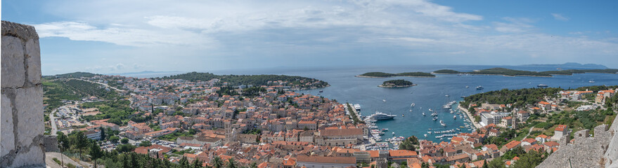 Fototapeta na wymiar Panoramablick auf die Stadt Hvar von der Festung Spanjola