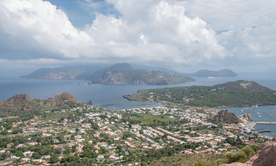 Obraz premium Blick auf Vulcano und deieLiparischen Inseln auf dem Weg zum Vulkanlkan