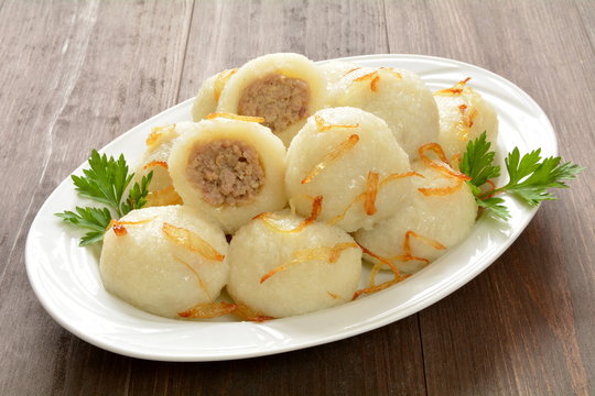 pyzy z mięsem i smażoną cebulą