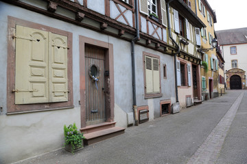 Fototapeta na wymiar Gasse mit alten Fachwerkhäusern beim Bartholdi-Gymnasium in Colmar, Elsass