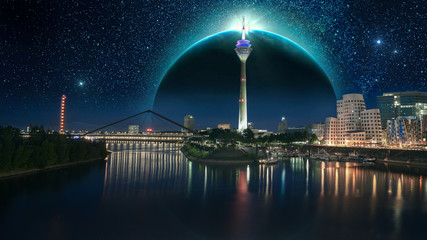 Magischer Himmel über Düsseldorf Medienhafen © Renee Heetfeld