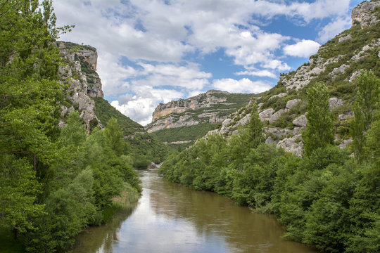 Ca&ntilde;&oacute;n del r&iacute;o Ebro en d&iacute;a nublado en la provincia de Burgos