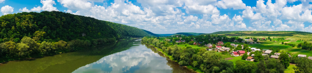 Fototapeta na wymiar панорама красивый вид пейзаж река лес