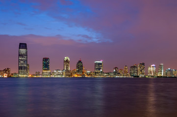 Naklejka premium New Jersey skyline from New York, Battery Park, after sunset