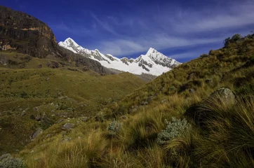 Papier Peint photo Alpamayo Paysage étonnant autour d& 39 Alpamayo, l& 39 un des plus hauts sommets des Andes péruviennes, Cordillera Blanca