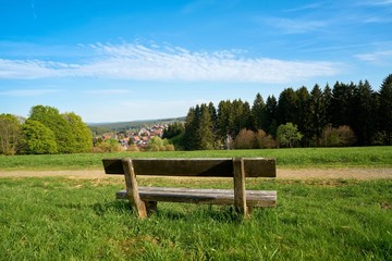 Bank an einem Wanderweg im Ort Braunlage im Nationalpark Harz