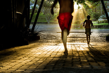 Crian&ccedil;as correm sob a luz