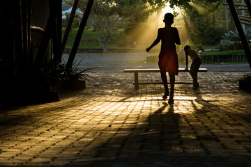 Crian&ccedil;as correm sob a luz (2)