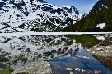 Fototapeta premium View of the upper lake, Joffre Lakes Provincial Park, Canada. 