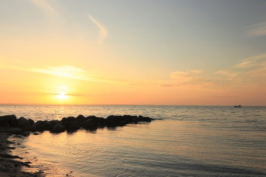 malerischer Sonnenuntergang am Meer, Konzept Seebestattung