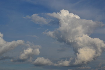 Fototapeta na wymiar Obraz na niebie chmurami pisany