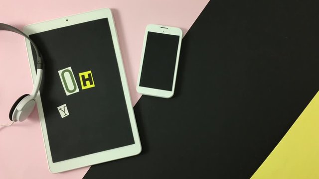 Tablet y telefono sobre fondo rosa y negro, aparece la frase &ldquo;oh yeah&rdquo;.