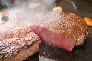 Foto auf Acrylglas Steakhouse Gebackenes japanisches Rindersteak
