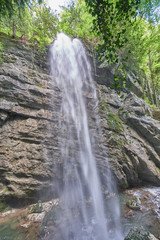 schlucht mit Wasserfall