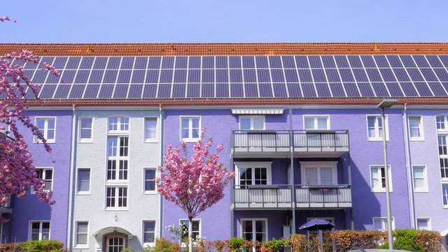 Ausgezeichnete Altbau Sanierung Energie effiziente Fassaden D&auml;mmung und Solar Kollektoren
