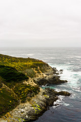 Obraz premium Ocean shoreline on a sunny day