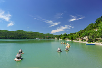 Fototapeta na wymiar Beautiful lake Abrau in the Caucasus mountains on a Sunny summer day