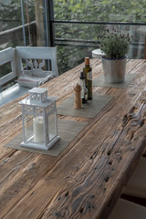 Rustikaler Eichenholztisch mit Laterne und Gewürzen