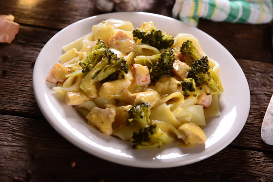 Pasta with broccoli and chicken with cheese sauce