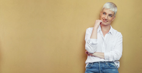 Frau an der Wand / Lächelnd