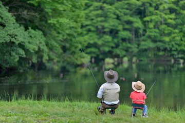 のんびりと釣りをするファミリー