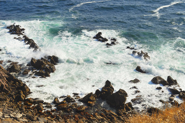 海　波　岩　枯草　冬　素材