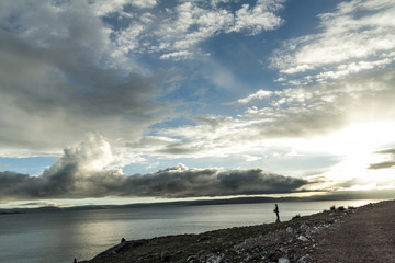 Obraz premium view of beautiful lakeside of Lake Namtso in morning, Tibet