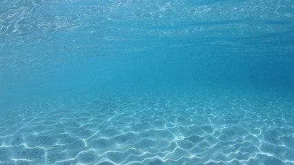 Fototapeta na wymiar Clear blue water background in ocean 