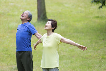 深呼吸するシニア夫婦