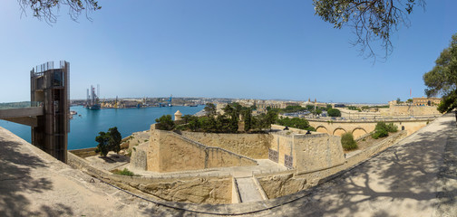 Fototapeta na wymiar Panoramic view of Malta, view from Upper Barrakka Gardens in Valletta