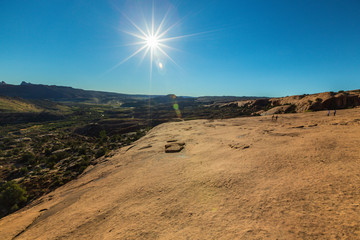 Obraz premium Scenery at Delicate Arch, Arches National Park, Utah, on a bright sunny day