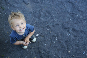 Naklejka premium Cute little boy walking around the park