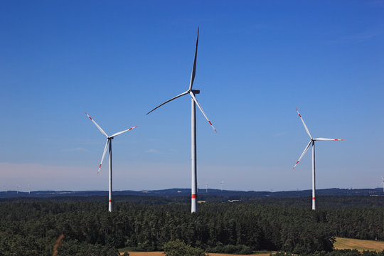 Windgeneratoren in der Landschaft, Bayern, Deutschland