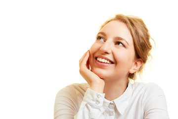 Junge Frau beim Nachdenken schaut hoffnungsvoll