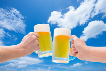 青空のもと生ビールで乾杯