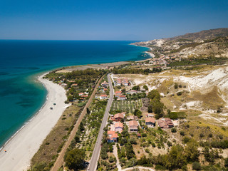 Vista aerea di capo Spartivento a Spropoli in Calabria con la meravigliosa costa e il mare blu
