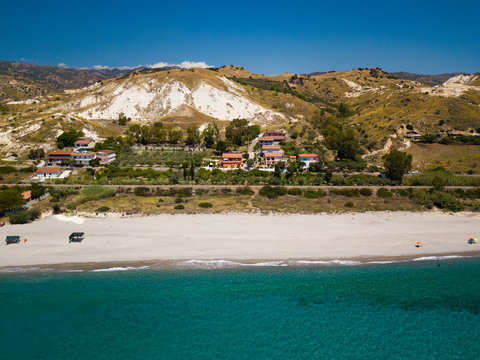 Vista aerea di capo Spartivento a Spropoli in Calabria con la meravigliosa costa e il mare blu