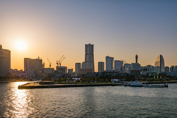 Obraz premium 神奈川県 横浜市 夕暮れのみなとみらい