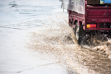 Obraz premium dirty water splash after vehicle roaring by